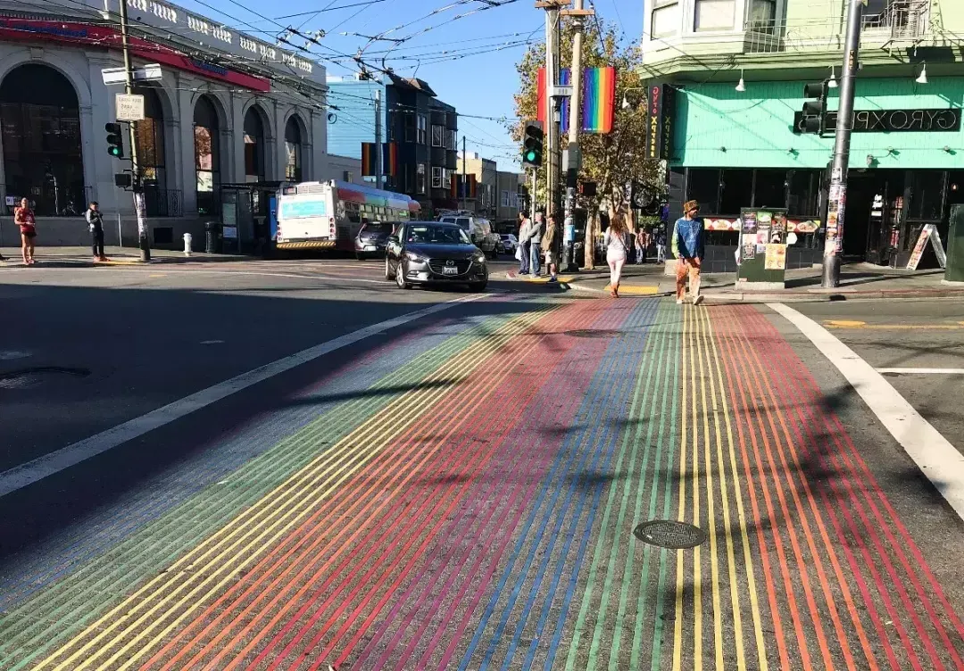 The 卡斯特罗’s distinctive rainbow crosswalks.
